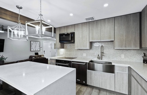 South Scottsdale Copropriété | BRAND NEW Luxury Bungalow with 4 heated pools