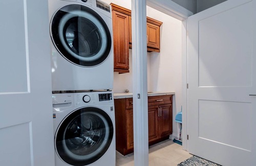 Niagara Falls Maison | BRAND NEW Upscale Bungalow- 5 min to Top Wineries