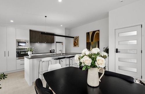 Pyes Pa Maison | Brand New modern home 3 bedrooms - lakes