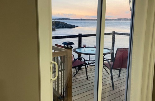 Wilsons Beach Appartement | Brand New Oceanfront Sunset Suite in Wilson’s Beach