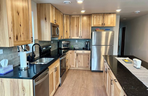 Pelican Rapids Maison | Brand New Pelican Lake Dream Home with 100 ft Private Shoreline! Walk to Zorbaz!
