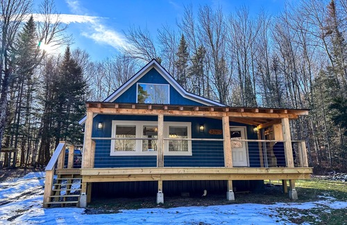 North Troy Maison | Brand New, Private Home with Nordic Hot Tub- Just .5mi to Jay Peak Ski Resort