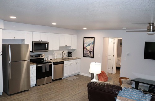 Fort Logan Copropriété | Brand New Renovation! Private & Quiet Top Floor Condo! Great Location!