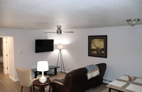 Fort Logan Copropriété | Brand New Renovation! Private & Quiet Top Floor Condo! Great Location!