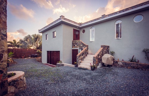 Seagrape Hill Villa | Tout nouveau- Romantique, complètement chargé 2 chambres relaxantes pour 1 ou 2 couples