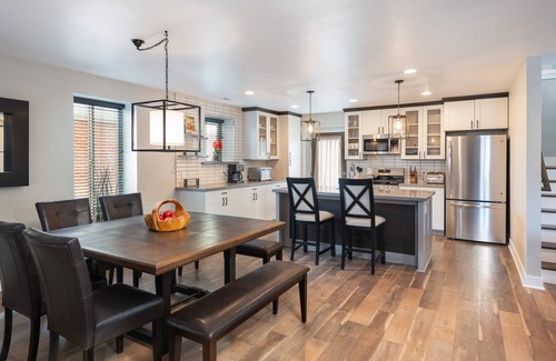 Skyland Maison | Brand New Spacieux 4 lits, 4 salles de bain, salle de jeux, terrasse, patio, 2 porches