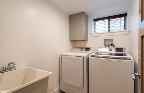 Skyland Maison | Brand New Spacieux 4 lits, 4 salles de bain, salle de jeux, terrasse, patio, 2 porches