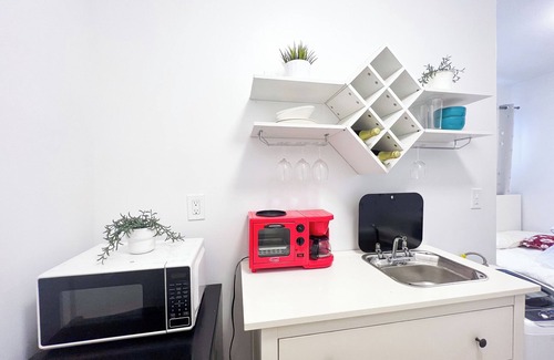 Queens Appartement | Brand New, Stylish Small Studio with Bathroom , Kitchenette, Laundry and WiFi