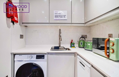 Rushmoor District Appartement | Brand New, Town Center, FREE FAST WiFi, Balcony by Redwood Stays