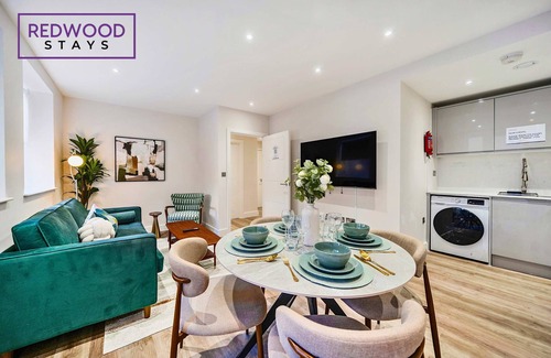 Rushmoor District Appartement | Brand New, Town Center, FREE FAST WiFi, Balcony by Redwood Stays