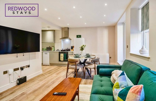 Rushmoor District Appartement | Brand New, Town Center, FREE FAST WiFi, Balcony by Redwood Stays