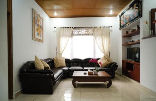 Sambahan Maison | Brata's 2 Bedrooms Homestay with Private Kitchen