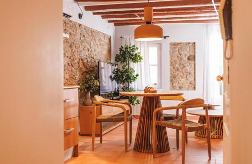 Barri Vell Appartement | Bravissimo Calderers El Cavall, in the Old Town