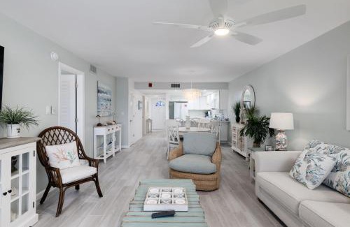 Sanibel Maison | Breakers West C2 - Gorgeous Top Floor Beach Condo