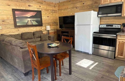 Tie Plant Cabine | Bream Shack-2 bedroom cabin with spacious parking