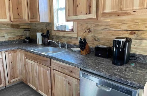 Tie Plant Cabine | Bream Shack-2 bedroom cabin with spacious parking