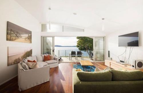 Corlette Maison | Breath Taking Waterfront