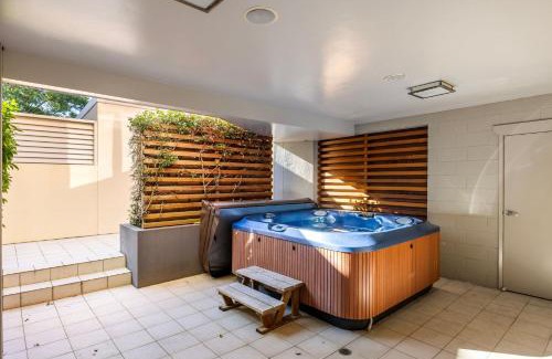 Corlette Maison | Breath Taking Waterfront