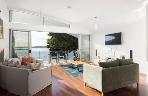 Corlette Maison | Breath Taking Waterfront