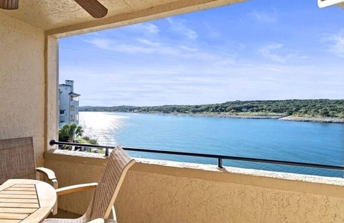 Highland Lake Estates Copropriété | Breathtaking 2-bedroom Lakefront Resort Type Condo in Lake Travis