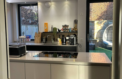 Corstorphine Villa | Breathtaking 4 bedroom townhouse In central Murrayfield location, free parking