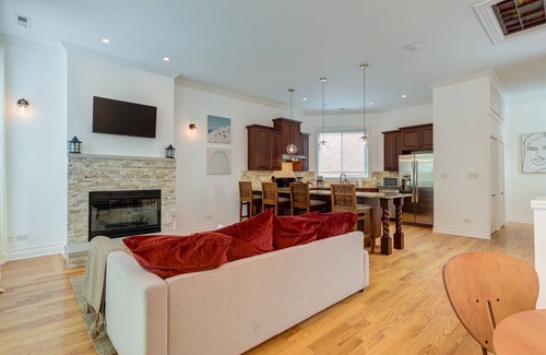 Tri-Taylor Appartement | Breathtaking & Bright: Designer 2BD with Garage by AllSet Turnover