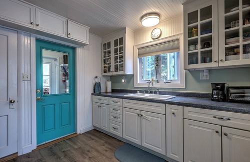 Devon Maison | BREATHTAKING BUNGALOW-HOME AWAY FROM HOME