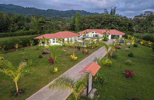 Palma Quemada Maison | Breathtaking Custom Home-Guest House Walk to “Playa Linda” and to “Rio Hatillo”