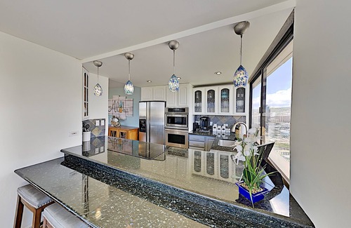 McCully - Moiliili Copropriété | Breathtaking Hawaiian Monarch Penthouse | Views!