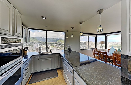 McCully - Moiliili Copropriété | Breathtaking Hawaiian Monarch Penthouse | Views!