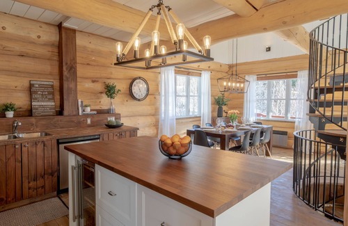 Saint-Faustin-Lac-Carre Chalet De Ski | Your Summer Getaway w/ HotTub ♥︎ 5min walk to Lake