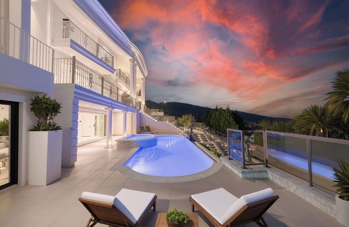 West Vancouver Maison | Breathtaking Ocean Views Palace with Hot Tub & Pool
