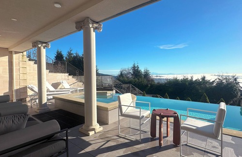 West Vancouver Maison | Breathtaking Ocean Views Palace with Hot Tub & Pool