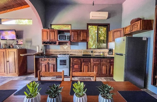 Manuel Antonio Copropriété | Breathtaking Ocean Vistas, Jungle Bliss, Walk to Eateries & Beach, Fast Internet