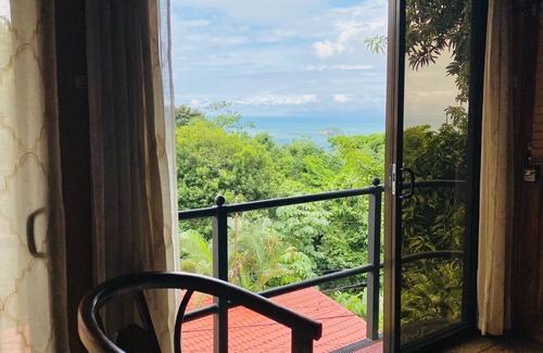Manuel Antonio Copropriété | Breathtaking Ocean Vistas, Jungle Bliss, Walk to Eateries & Beach, Fast Internet