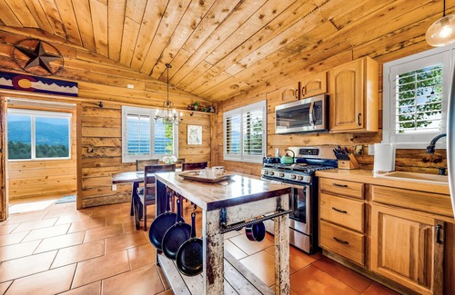 Divide Maison | Breathtaking Pike's Peak View from Adorable Mountain Cabin