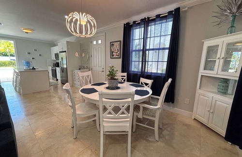 Palm Cay Copropriété | Breathtaking Poolfront 3-Bedroom Condo, Just 8-Min Walk to Pristine Beach!