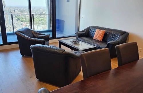 Heidelberg Heights Appartement | Breathtaking Skyline views. 3 bedrooms 2 bathrooms. Master bedroom with ensuite