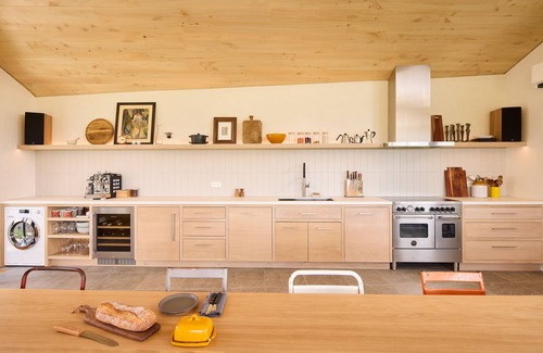 Montagudet Appartement | Breathtaking spacious studio with double height floor to ceiling windows.