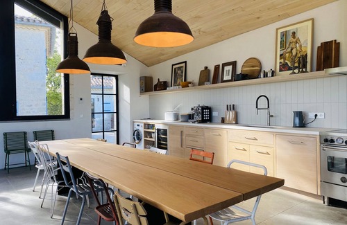 Montagudet Appartement | Breathtaking spacious studio with double height floor to ceiling windows.