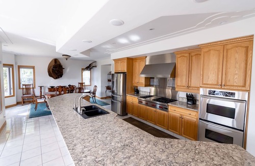 Okanagan-Similkameen Lit Et Petit-Déjeuner | Breathtaking Views of Skaha Lake & Mountains Our 4BR/5.5BA with Hot Tub