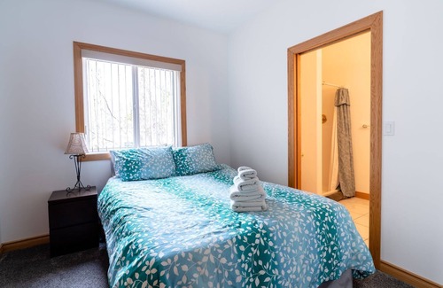 Okanagan-Similkameen Lit Et Petit-Déjeuner | Breathtaking Views of Skaha Lake & Mountains Our 4BR/5.5BA with Hot Tub