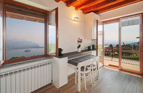 Levo Maison | Chalet confortable, entouré par la nature avec une vue unique sur le lac Majeur