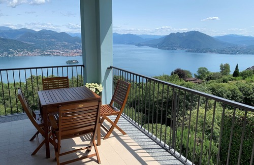Levo Maison | Chalet confortable, entouré par la nature avec une vue unique sur le lac Majeur