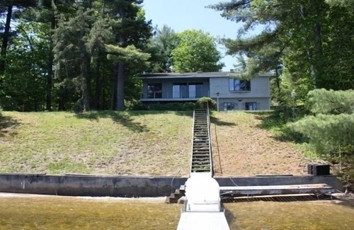 Sebago Maison | Vues à couper le souffle, incroyable Waterfront Lakehouse, 100 'de plage de sable privée!