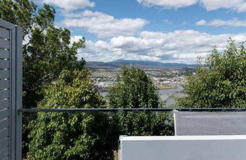 Trevallyn Maison | Breathtaking Views with Parking in Trevallyn