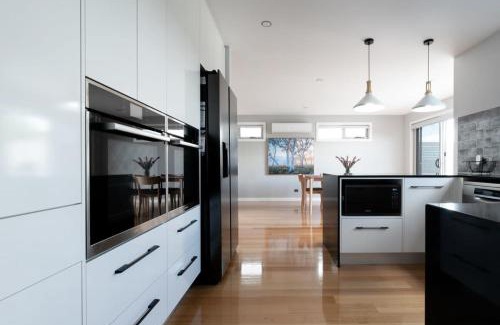 Trevallyn Maison | Breathtaking Views with Parking in Trevallyn