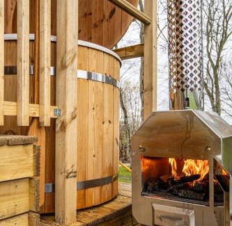 East Lewiston Chalet De Ski | Breckland Lodge 4 with Hot Tub