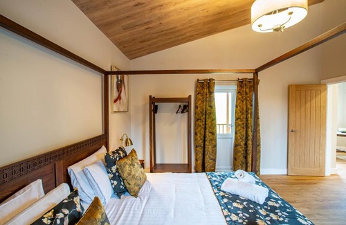 East Lewiston Chalet De Ski | Breckland Lodge 4 with Hot Tub