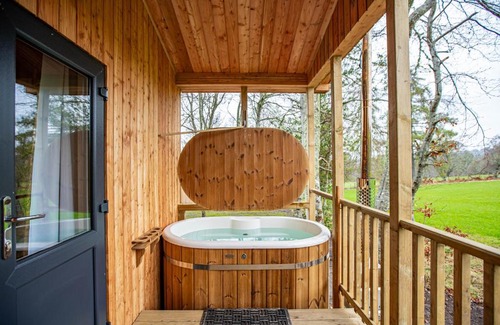 East Lewiston Chalet De Ski | Breckland Lodge 4 with Hot Tub